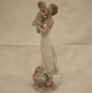 Lladro Utopia Porcelain Figurine #8244 Mother Holding Baby